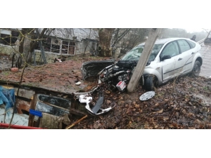 Yoğun Yağışta Faciadan Dönüldü, Ağaca Çarparak Durabildi: 1 Yaralı