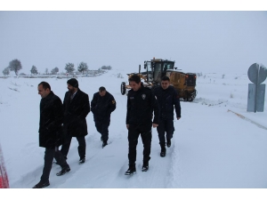 Köy Yollarını Açma Çalışmalarını Yerinde Denetledi