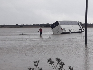 Taşkında Yolunu Şaşıran Otobüs Şoförü Tarlada Mahsur Kaldı