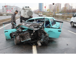 Diyarbakır’da Refüje Çarpan Araç Hurdaya Döndü: 2 Ağır Yaralı