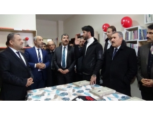 Atık Malzemelerden Köy Okuluna Modern Kütüphane