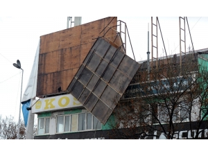 Fırtına Stadının Reklam Panosunu Uçurdu