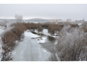 Kars Eksi 11’i Gördü, Kars Çayı Donmaya Başladı