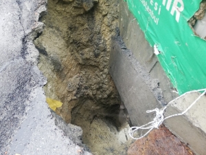 Esenyurt’ta Yol Çöktü, Cadde Trafiğe Kapatıldı