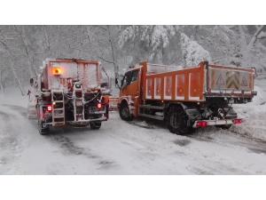 Kazdağları’nda Kar 1 Metreye Ulaştı, Ekipler Yolları Açık Tutmakta Zorlanıyor