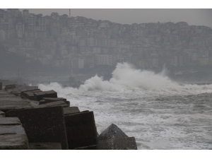 Zonguldak’ta Dev Dalgalar 7 Metrelik İstinat Duvarını Aştı