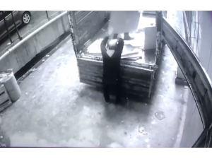 Bahçelievler’de 2 Kişinin Çatı Altında Kalmaktan Kurtulduğu O Anlar Kamerada