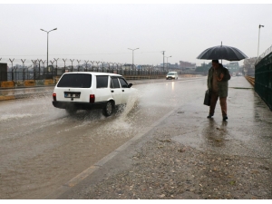 Adana’da Sağanak Yolları Göle Çevirdi