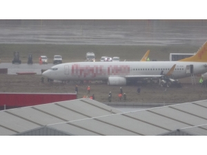 Pistten Çıkan Uçağı Kurtarma Çalışmaları Böyle Görüntülendi