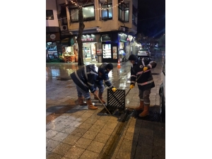 Kartal Belediyesi’nden Sağanak Yağış Mesaisi