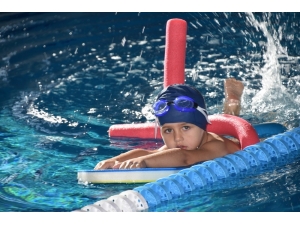 Yarı Olimpik Kapalı Yüzme Havuzu Her Mevsim Hizmet Veriyor