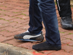 Tek Ayakkabıyla Kaçış Kelepçeli Bitti