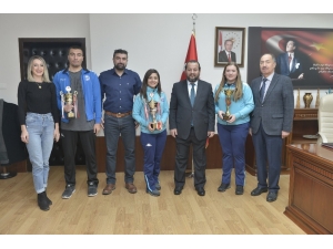 Kmü Basketbol Ve Voleybol Takımlarından İki Kupa