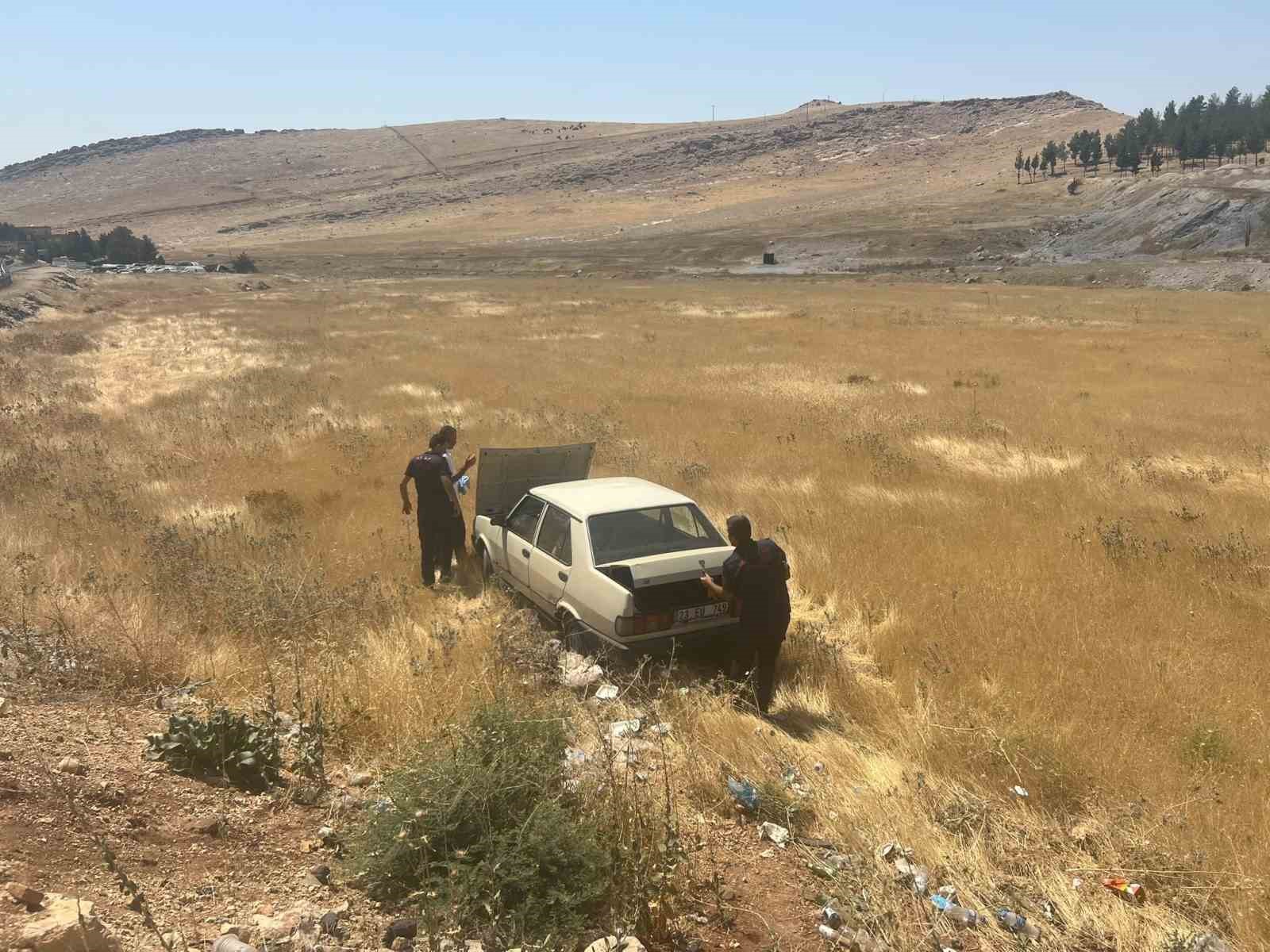 mardin-de-yol-kenarina-devrilen-otomobil-surucusu-yaralandi