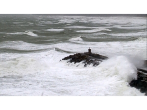 Arnavutköy Karaburun’da Dev Dalgalar Oluştu