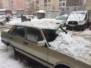 Çatıdan Düşen Kar Kütlesi Aracı Kullanılamaz Hale Getirdi