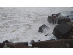Karadeniz’de Dalga Boyu 7 Metreyi Buldu, Dalgalar Limanı Dövüyor