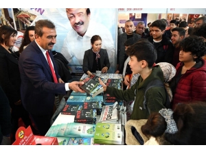 Soner Çetin, Gençlere "Nutuk" Hediye Etti