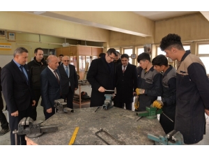 Vali Memiş, Görme Engelli Çocukları Okullarında Ziyaret Etti, Birlikte Şarkı Söyledi