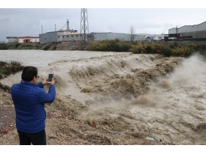 Mersin’de Yağışlar Etkisini Azaltarak Devam Ediyor