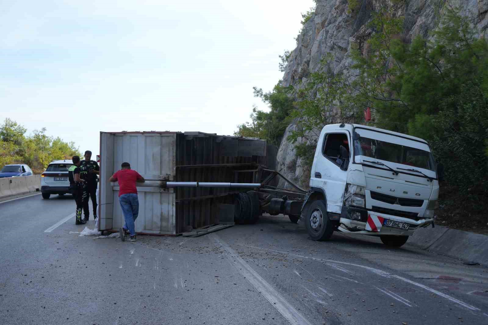 pelet-yuklu-kamyon-bariyerlere-carpti-kasasi-devrildi-1-yarali