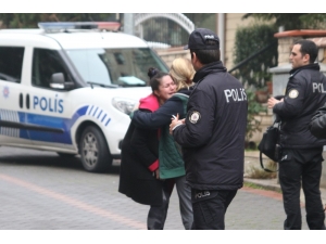Balkondan Düşen Genç Kızı Battaniye Ve Çarşaf Gererek Yakalamaya Çalıştılar