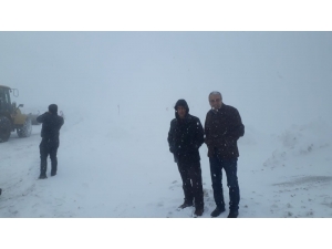 Kara Saplanan Okul Servisinin Yardımına Karla Mücadele Ekipleri Yetişti