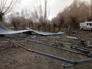 Aksaray’da Fırtına Mandıranın Çatısını Uçurdu