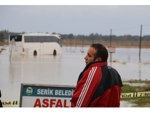 Sürücü Sel Suları Arasında Kalan Ekmek Teknesini Terk Etmedi