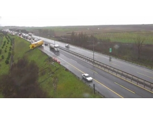 Büyükçekmece Tem Otoyolu’nda Bariyerlere Çarpan Tır, Toprak Alana Çıktı. Olay Yerine Polis Ve İtfaiye Ekipleri Gönderildi. Ekiplerin Çalışmaları Devam Ediyor