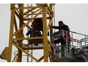 Elazığ’da Vinçte İntihar Girişimini İtfaiye Ekipleri Önledi