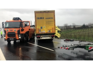 Tem Otoyolu’nda Tır Rüzgarın Etkisiyle Bariyerlere Çarptı