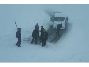 Adıyaman’da Çığ Düştü, Araçlar Mahsur Kaldı