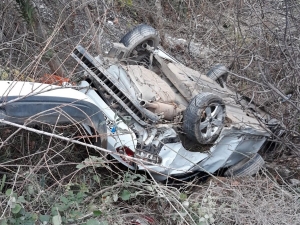 Virajı Alamayan Otomobil Şarampole Yuvarlandı