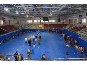 Tahliye Edilen Tarım İşçileri Spor Salonuna Yerleştirildi
