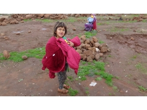 Hatay’daki Göçmen Çocuklara Kıyafet Yardımı