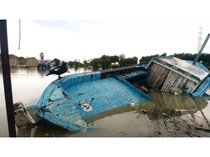 Fırtına Balıkçı Barınağını Vurdu