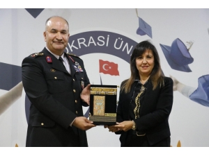 İzmir Demokrasi Üniversitesi Şehit Fethi Sekin Ve Musa Can’ı Unutmadı