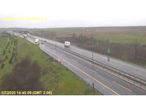 Tem Otoyolu’nu Kilitleyen Tır Kazası Kamerada