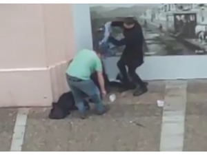 İzmir’den Yürek Isıtan Görüntüler: “Evsiz Vatandaşı Elleriyle Giydirdiler”