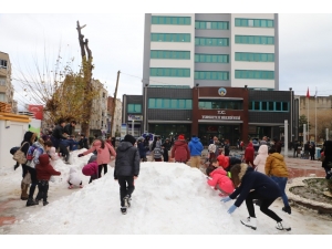 Kar Görmeyen Çocuklar İçin Kamyon Kamyon Kar Getirdiler
