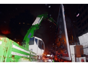 Reklam Panosundan Başına Parça Düşen Şahıs Öldü