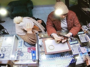 Kuyumcuda Altınları Çalmak İsteyen Kadınlar Sert Kayaya Çarptı