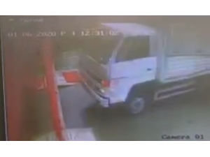 El Freni Çekilmeyen Kamyon Markete Daldı