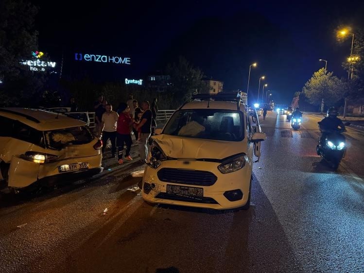 karabuk-te-hafif-ticari-arac-otomobile-carpti-7-yarali