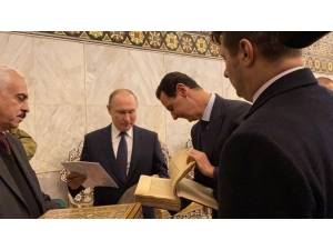 Putin, Emevi Camii’nde Kur’an-ı Kerim’i İnceledi