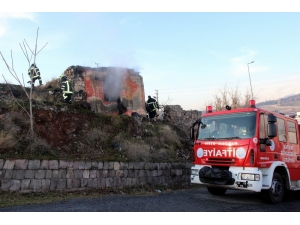 Müstakil Evde Çıkan Yangını İtfaiye Söndürdü