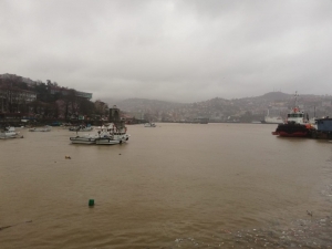 Zonguldak’ta Yağışla Birlikte Liman Sarıya Döndü