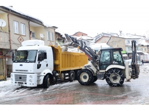 Çelikhan’da Belediye Karla Mücadele Ediyor