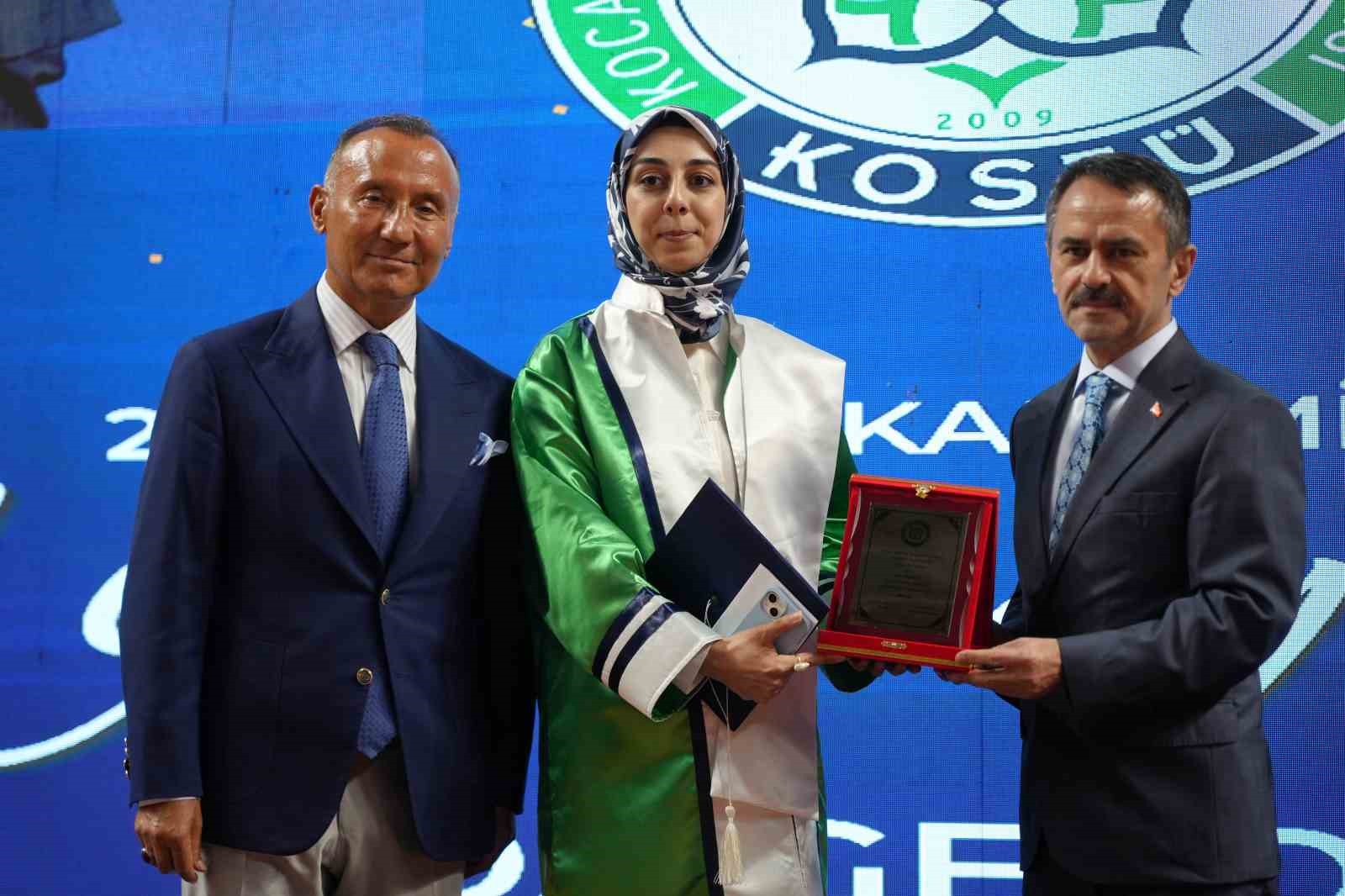 kocaeli-deki-tek-psikoloji-bolumu-ilk-mezunlarini-verdi-ucuncu-lisansinda-universite-birincisi-oldu